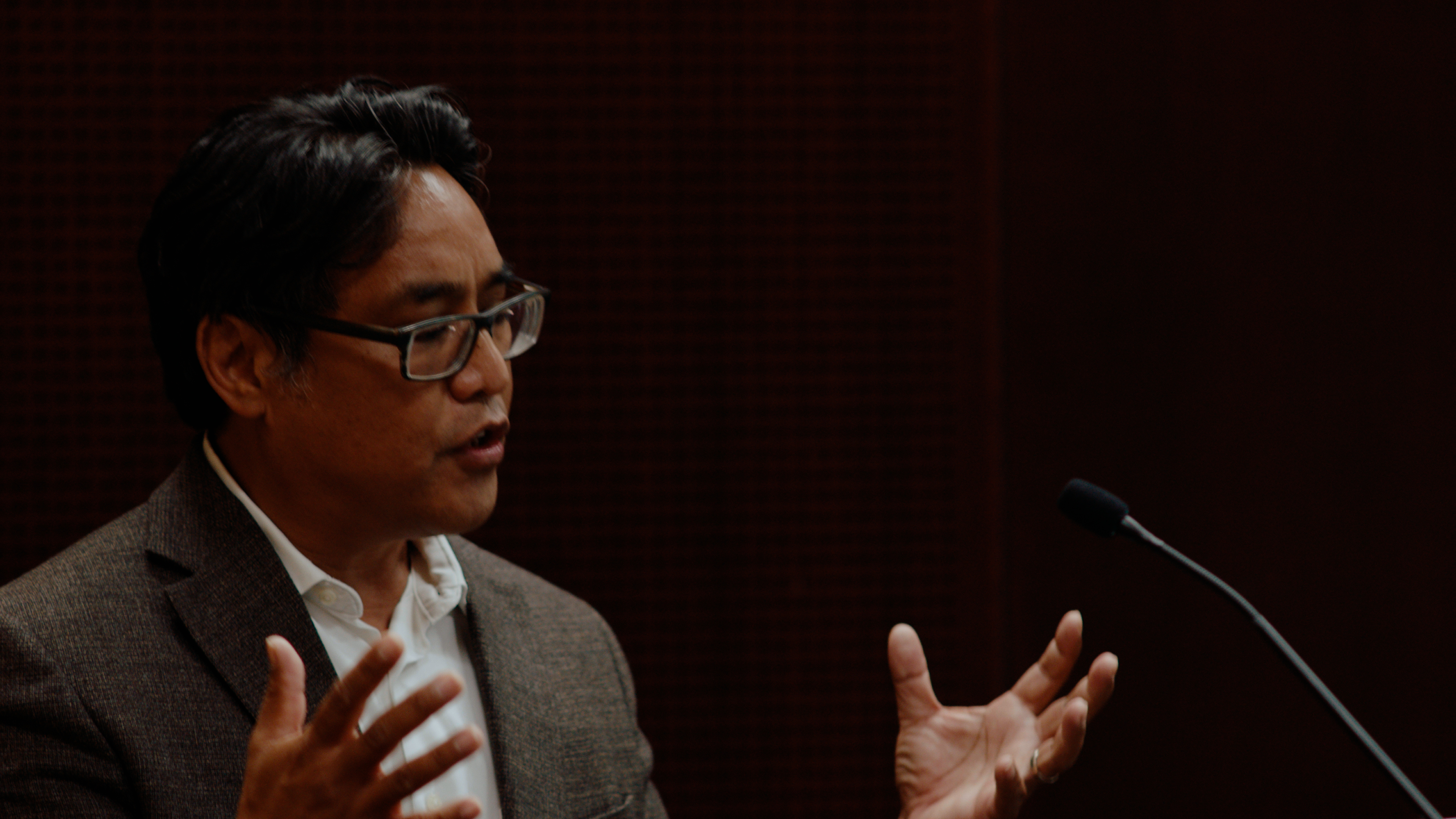 Cedric de Leon addresses a crowd.